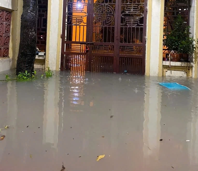 Mưa lớn đã khiến một số khu phố tại TP.Thanh Hóa  bị ngập sâu, nước tràn vào nhà khiến cuộc sống của người dân đảo lộn