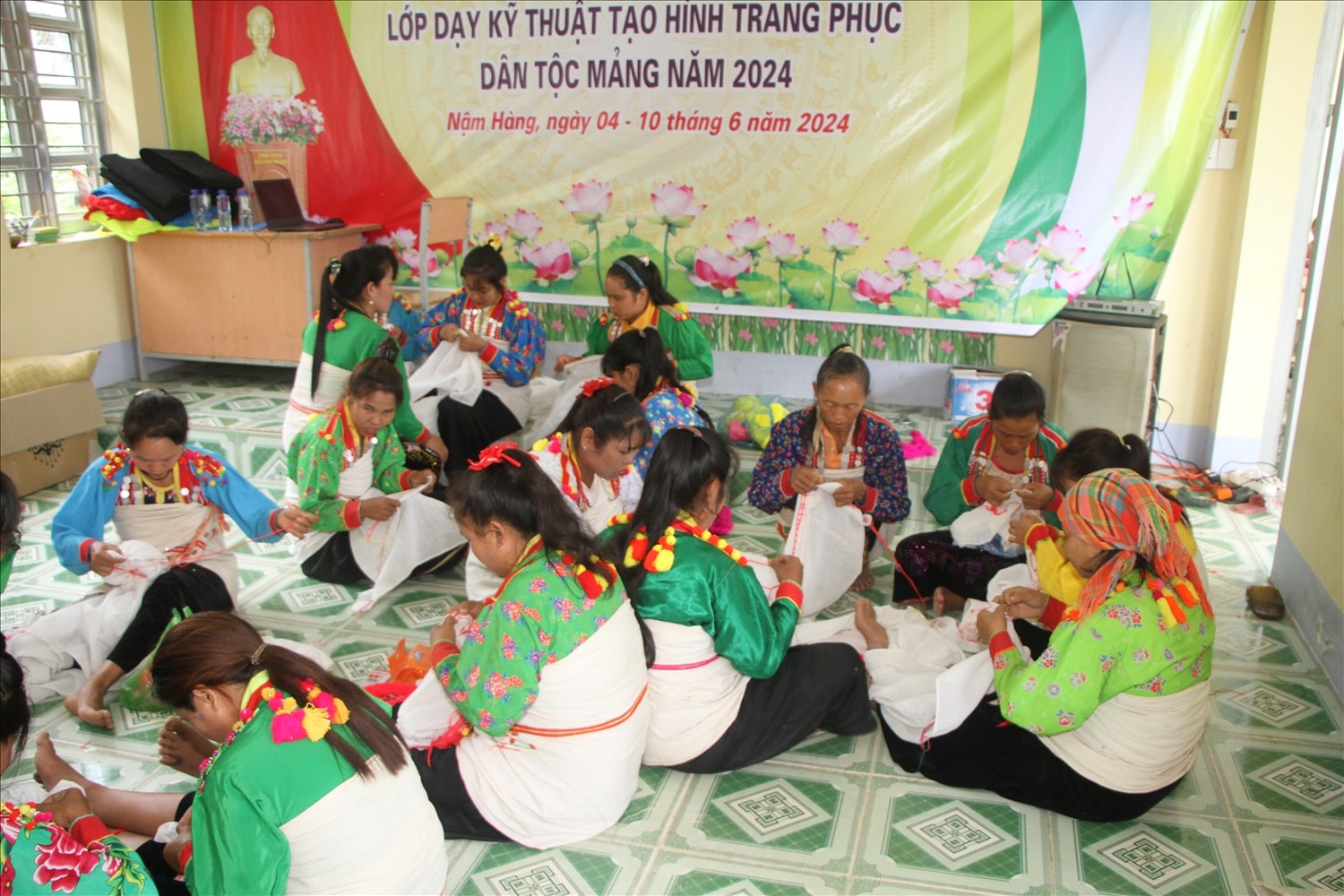 Người dân tham gia lớp truyền dạy kỹ thuật tạo hình trang phục dân tộc Mảng tại bản Huổi Van, xã Nậm Hàng (huyện Nậm Nhùn).
