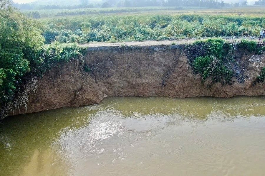 Hiện trạng bờ sông Âm (đoạn qua xã Ngọc Phụng) bị sạt lở.  Ảnh: Đình Minh