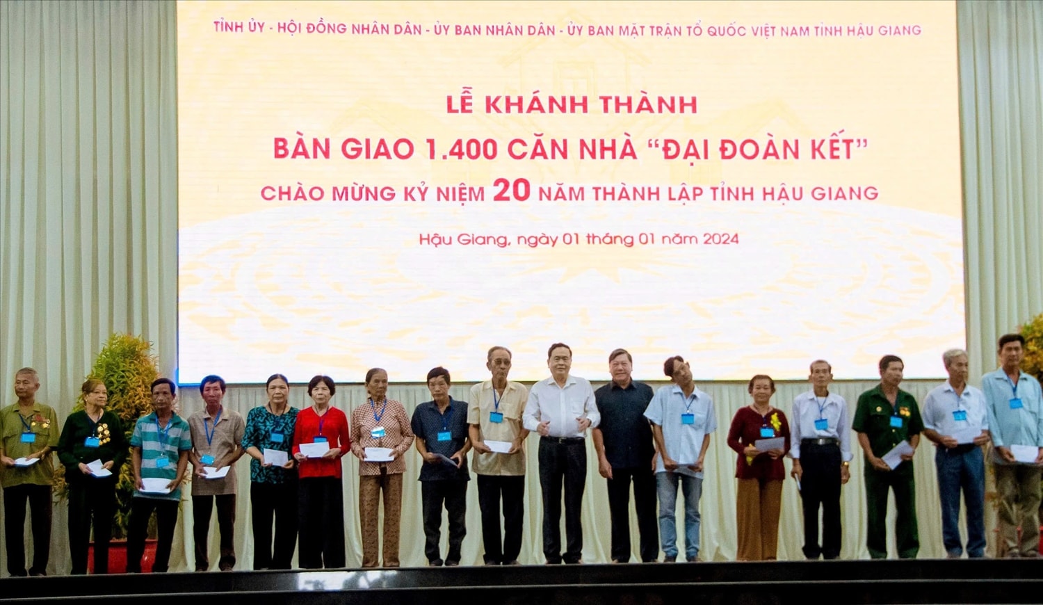Năm 2024, tỉnh Hậu Giang đã tổ chức thành công Lễ phát động xây dựng và bàn giao 1.429 nhà ở cho hộ nghèo, cận nghèo còn khó khăn về nhà ở Năm 2024, tỉnh Hậu Giang đã tổ chức thành công Lễ phát động xây dựng và bàn giao 1.429 nhà ở cho hộ nghèo, cận nghèo còn khó khăn về nhà ở