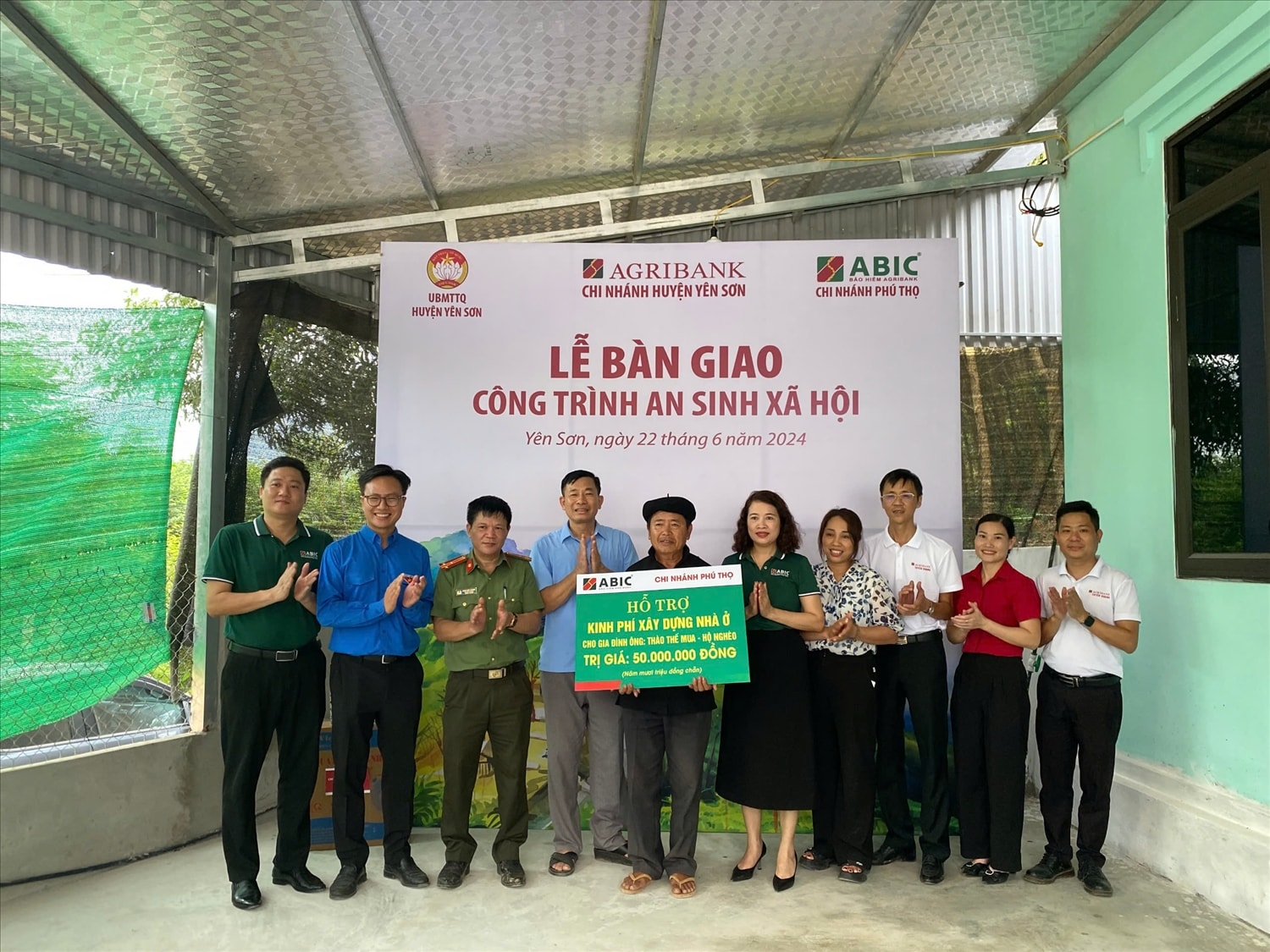Đại diện UBMTTQ huyện Yên Sơn, Chi nhánh Ngân hàng Agri bank, Chi nhánh Bảo hiểm Agri bank  trao tiền hỗ trợ làm nhà cho ông Thào Thế Mua, xã Lang Quán