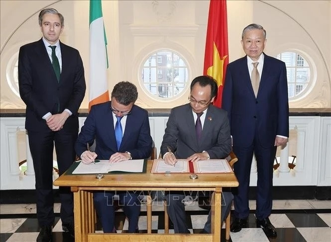 Tổng Bí thư, Chủ tịch nước Tô Lâm và Thủ tướng Ireland Simon Harris chứng kiến Lễ ký Thỏa thuận hợp tác chiến lược về giáo dục đại học giữa Bộ Giáo dục và Đào tạo Việt Nam với Bộ Giáo dục Đại học, Nghiên cứu, Đổi mới và Khoa học Ireland. (Ảnh: Trí Dũng/TTXVN) Tổng Bí thư, Chủ tịch nước Tô Lâm và Thủ tướng Ireland Simon Harris chứng kiến Lễ ký Thỏa thuận hợp tác chiến lược về giáo dục đại học giữa Bộ Giáo dục và Đào tạo Việt Nam với Bộ Giáo dục Đại học, Nghiên cứu, Đổi mới và Khoa học Ireland. (Ảnh: Trí Dũng/TTXVN)
