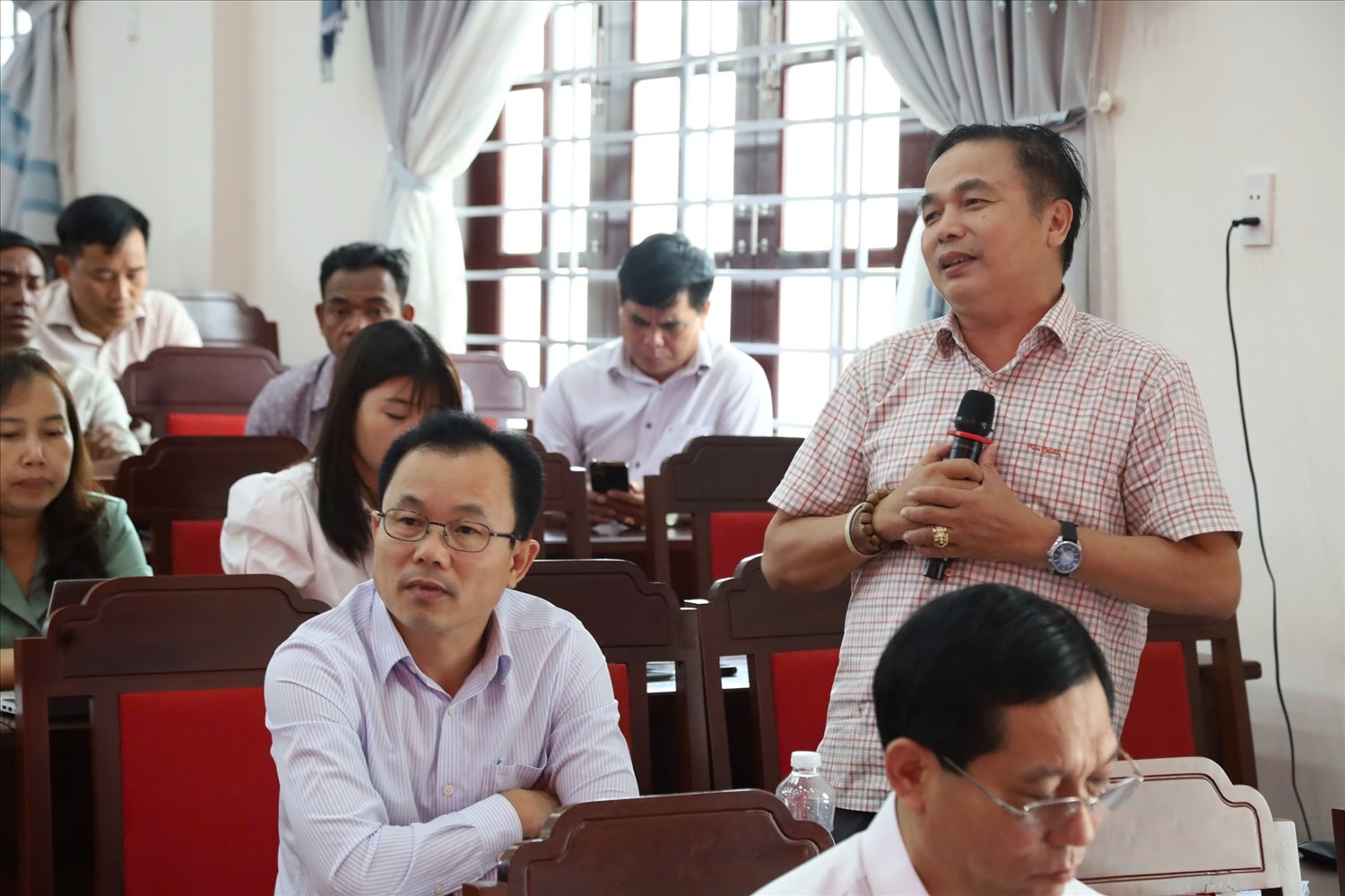 Đại diện các sở, ngành, lãnh đạo địa phương trả lời cử tri