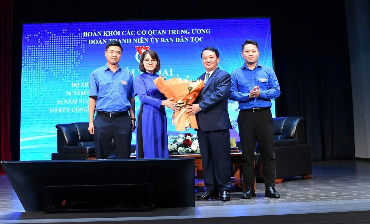 Đoàn TNCS Hồ Chí Minh cơ quan UBDT tặng hoa cảm ơn Bộ trưởng, Chủ nhiệm Hầu A Lềnh Đoàn TNCS Hồ Chí Minh cơ quan UBDT tặng hoa cảm ơn Bộ trưởng, Chủ nhiệm Hầu A Lềnh
