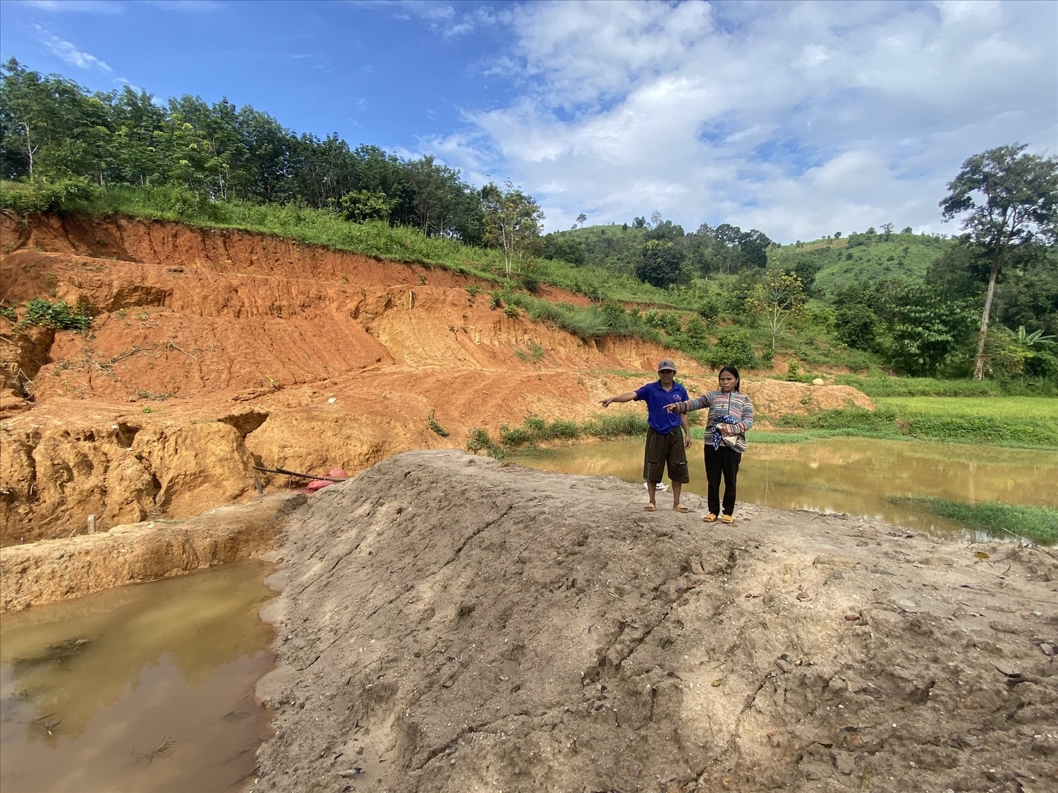 Vợ chồng chị Y Duyên và anh A Bút mong muốn được mua lại diện tích đất trồng lúa trước đây đã bán Vợ chồng chị Y Duyên và anh A Bút mong muốn được mua lại diện tích đất trồng lúa trước đây đã bán
