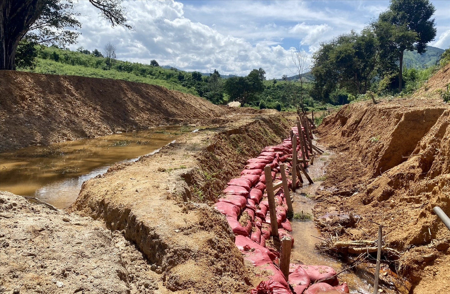 Đoạn suối đã được kè lại để hạn chế sạt lở Đoạn suối đã được kè lại để hạn chế sạt lở