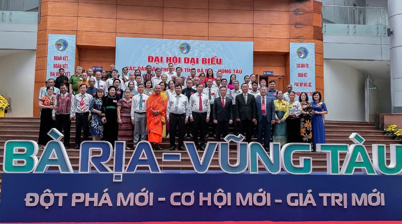 Các đại biểu tham dự Đại hội Đại biểu các DTTS lần IV, năm 2024 chụp ảnh lưu niệm cùng đại điện  lãnh đạo Trung ương và địa phương