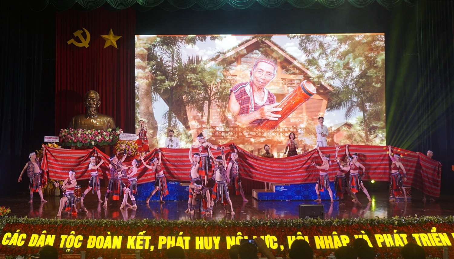 Một tiết mục văn nghệ mang đậm nét văn hoá cùa đồng bào Chơ Ro chào mừng Đại hội các DTTS tỉnh Bà Rịa - Vũng Tàu  lần thứ IV, năm 2024