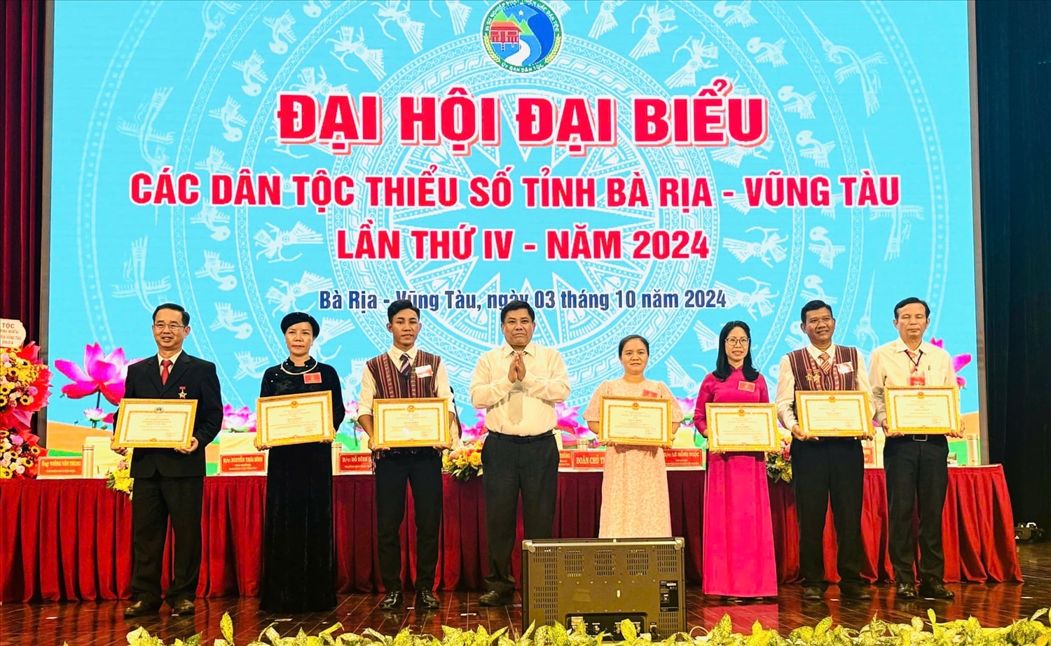  Ông Y Thông Thứ trưởng, Phó chủ nhiệm Ủy ban Dân tộc trao Bằng khen của Bộ trưởng, Chủ nhiệm UBDT  cho các tập thể và cá nhân  nhân dịp Đại hội Đại biểu các DTTS tỉnh Bà Rịa - Vũng Tàu lần IV, năm 2024