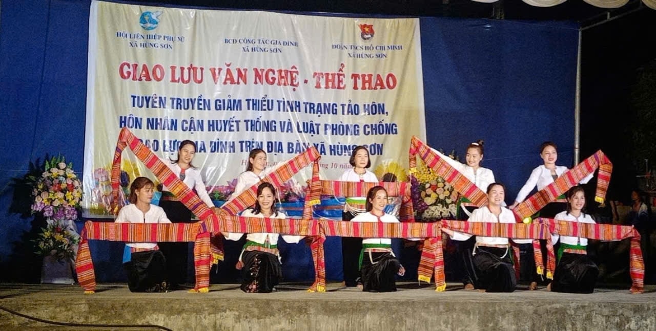 Nhờ thực hiện tốt công tác tuyên truyền, tình trạng hôn nhân cận huyết thống trong vùng đồng bào DTTS trên địa bàn huyện Kim Bôi không còn xảy ra Nhờ thực hiện tốt công tác tuyên truyền, tình trạng hôn nhân cận huyết thống trong vùng đồng bào DTTS trên địa bàn huyện Kim Bôi không còn xảy ra