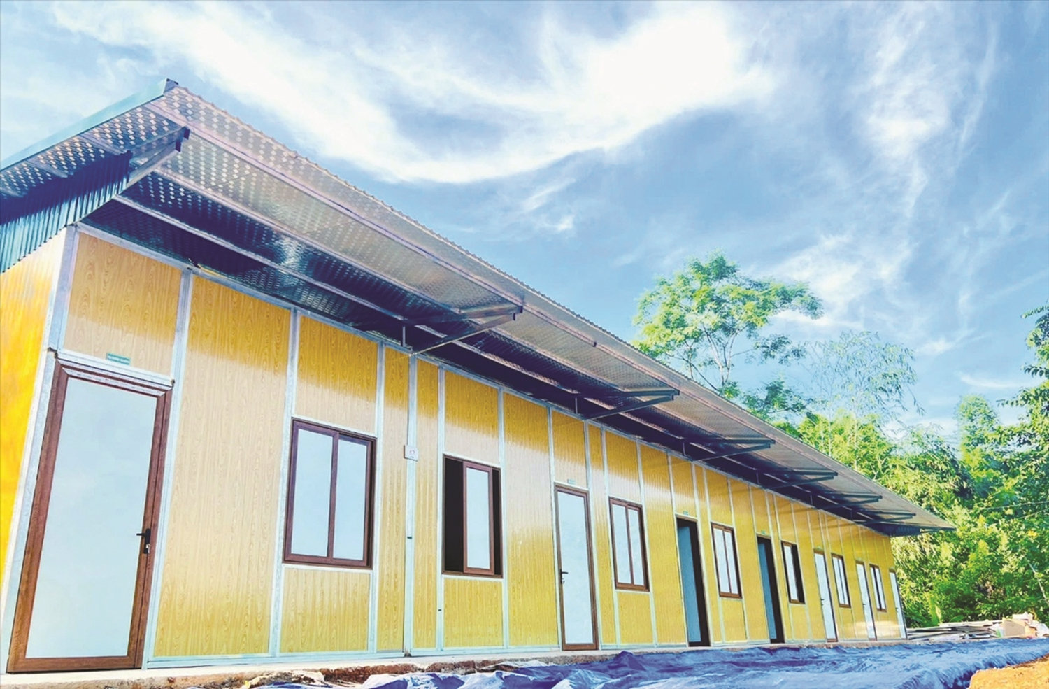 Khu nhà tạm gồm 4 dãy nhà với 23 căn được xây dựng bằng khung thép, đã trang bị vật dụng sinh hoạt thiết yếu Khu nhà tạm gồm 4 dãy nhà với 23 căn được xây dựng bằng khung thép, đã trang bị vật dụng sinh hoạt thiết yếu