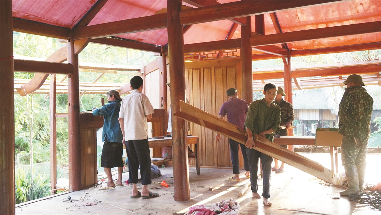Người dân tại xã Tân Phượng, huyện Lục Yên, tỉnh Yên Bái dỡ nhà di dời tái định cư khỏi vùng sạt lở Người dân tại xã Tân Phượng, huyện Lục Yên, tỉnh Yên Bái dỡ nhà di dời tái định cư khỏi vùng sạt lở