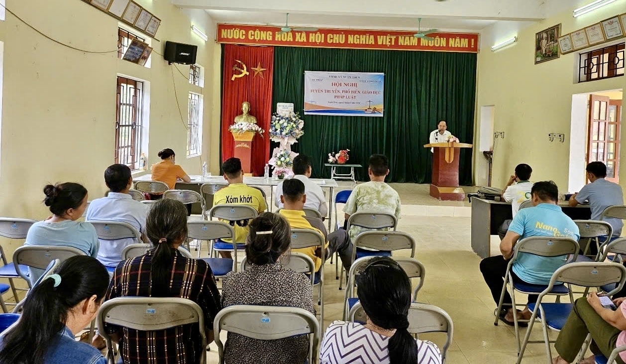 Nhằm giảm thiểu TH-HNCHT, huyện Kim Bôi tăng cường các hội nghị tuyên truyền, phổ biến giáo dục pháp luật tới người dân. Nhằm giảm thiểu TH-HNCHT, huyện Kim Bôi tăng cường các hội nghị tuyên truyền, phổ biến giáo dục pháp luật tới người dân.