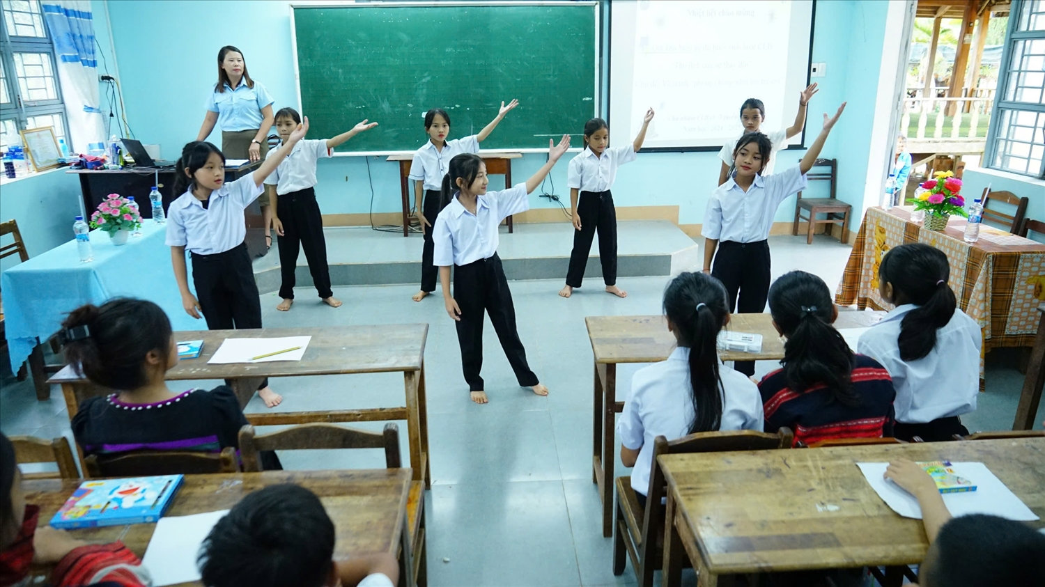 Các em học sinh tự tin thể hiện năng khiếu, nói lên tiếng nói của mình trong nhà trường, gia đình và cộng đồng Các em học sinh tự tin thể hiện năng khiếu, nói lên tiếng nói của mình trong nhà trường, gia đình và cộng đồng