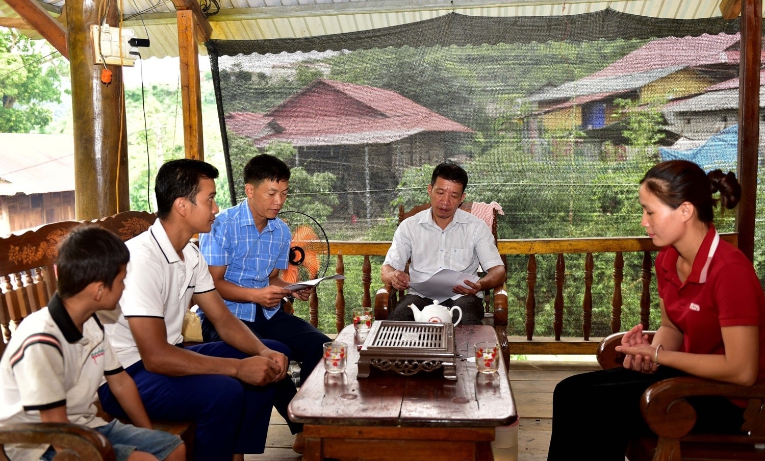 Cán bộ Phòng Lao động, Thương binh và Xã hội huyện Mường Tè đến thăm gia đình anh Vàng Văn Hạnh ở bản Vàng San được hỗ trợ làm nhà ở Cán bộ Phòng Lao động, Thương binh và Xã hội huyện Mường Tè đến thăm gia đình anh Vàng Văn Hạnh ở bản Vàng San được hỗ trợ làm nhà ở