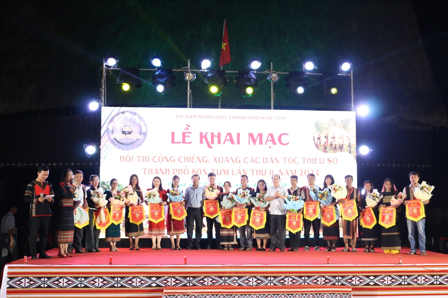 Ban Tổ chức tặng hoa và Cờ lưu niệm cho 17 đội tham gia Hội thi Ban Tổ chức tặng hoa và Cờ lưu niệm cho 17 đội tham gia Hội thi
