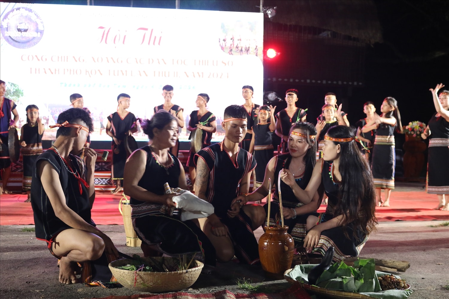 Đội nghệ nhân phường Thắng Lợi, Tp. Kon Tum tái hiện lại Lễ cưới hỏi truyền thống của người Ba Na Đội nghệ nhân phường Thắng Lợi, Tp. Kon Tum tái hiện lại Lễ cưới hỏi truyền thống của người Ba Na