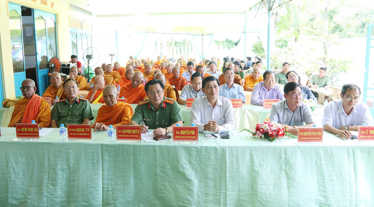 Các đại biểu tham dự buổi họp mặt chức sắc, sư sãi hệ phái Nam tông Khmer nhân dịp lễ Sen Dolta  trên địa bàn tỉnh An Giang