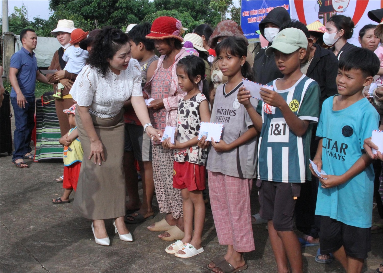Bà H’Yâo Knul, Bí  thư Huyện ủy Krông Ana tặng quà cho hộ nghèo, hộ cận nghèo buôn Drai