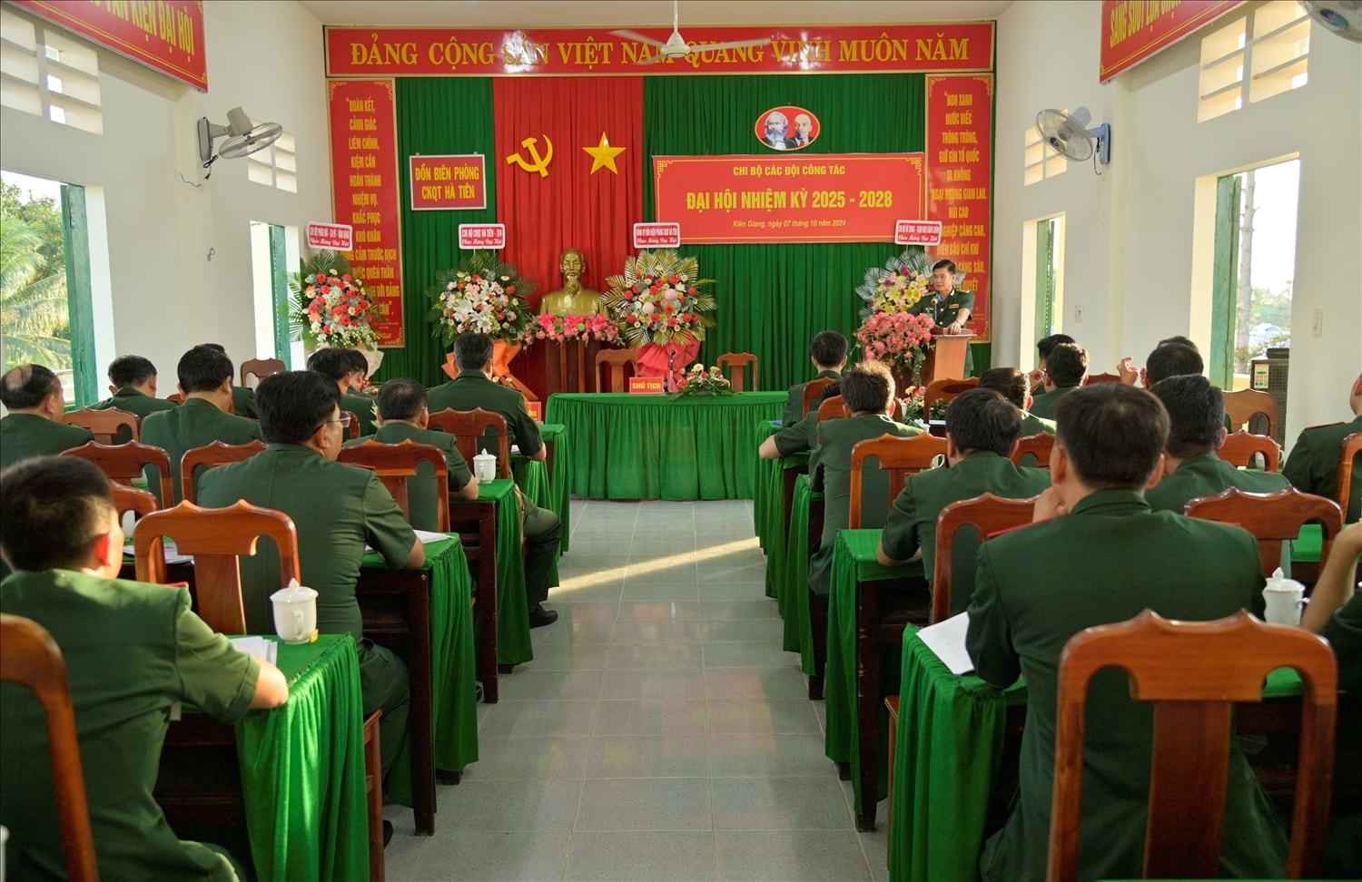 Các đại biểu tham dự Đại hội điểm Đảng bộ  Đồn Biên phòng cửa khẩu Quốc tế Hà Tiên