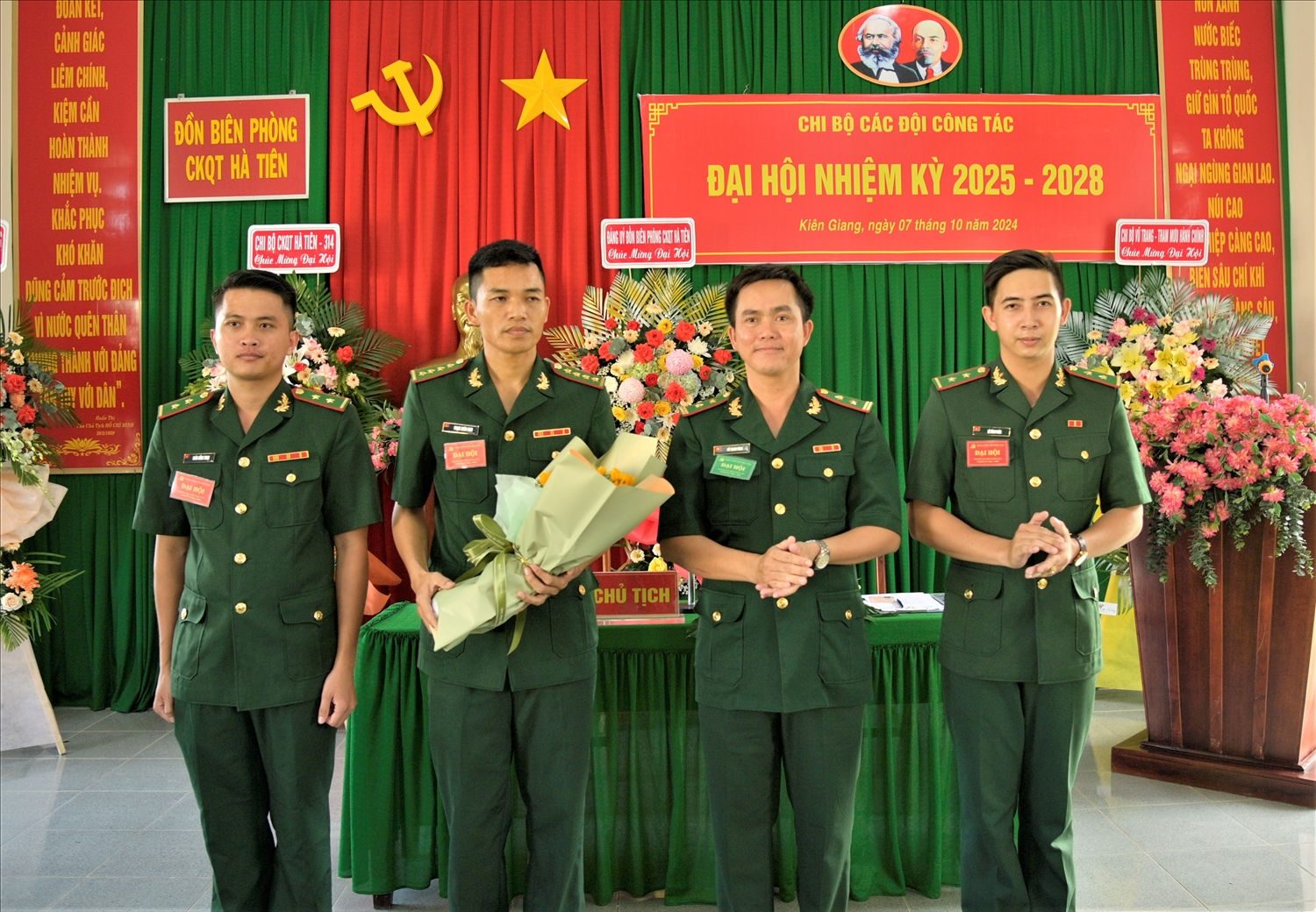 Đồng chí Đỗ Thanh Tùng ( thứ 2 từ phải qua), Bí thư Đảng ủy, Chính trị viên đồn Biên phòng cửa khẩu Quốc tế Hà Tiên, tặng hoa chúc mừng 3 đồng chí được bầu vào cấp ủy khóa mới nhiệm kỳ 2025 – 2028