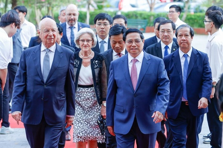 Thủ tướng Phạm Minh Chính cùng Giáo sư Klaus Schwab, Nhà sáng lập kiêm Chủ tịch WEF giao lưu, đối thoại với sinh viên các trường đại học - Ảnh: VGP/Nhật Bắc Thủ tướng Phạm Minh Chính cùng Giáo sư Klaus Schwab, Nhà sáng lập kiêm Chủ tịch WEF giao lưu, đối thoại với sinh viên các trường đại học - Ảnh: VGP/Nhật Bắc