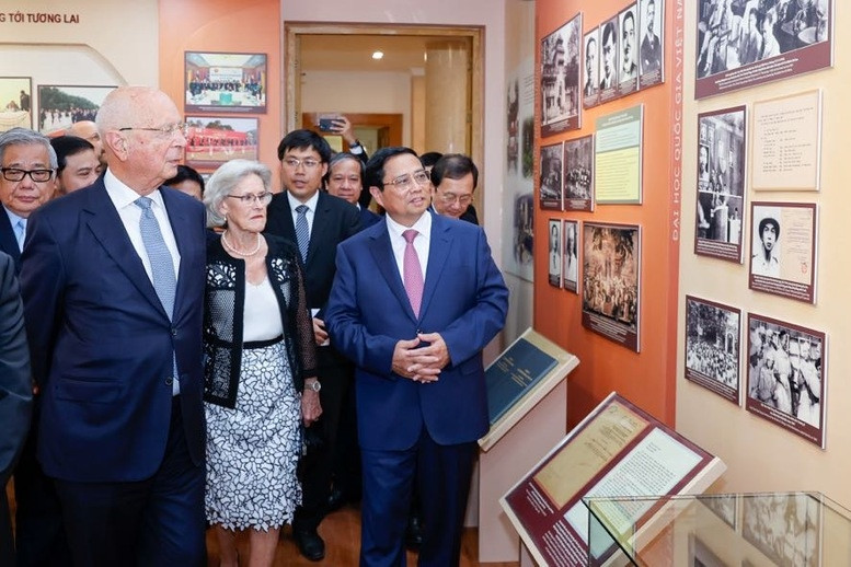 Thủ tướng Phạm Minh Chính cùng Giáo sư Klaus Schwab thăm Phòng truyền thống Đại học Quốc gia Hà Nội - Ảnh: VGP/Nhật Bắc Thủ tướng Phạm Minh Chính cùng Giáo sư Klaus Schwab thăm Phòng truyền thống Đại học Quốc gia Hà Nội - Ảnh: VGP/Nhật Bắc