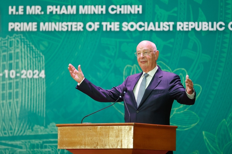 Giáo sư Klaus Schwab chia sẻ bức tranh tổng quan về các lực lượng đang định hình thế giới, với nhiều yếu tố biến đổi và phức tạp hơn, mang lại cả thách thức và cơ hội cho tất cả các quốc gia trong đó có Việt Nam - Ảnh: VGP/Nhật Bắc Giáo sư Klaus Schwab chia sẻ bức tranh tổng quan về các lực lượng đang định hình thế giới, với nhiều yếu tố biến đổi và phức tạp hơn, mang lại cả thách thức và cơ hội cho tất cả các quốc gia trong đó có Việt Nam - Ảnh: VGP/Nhật Bắc