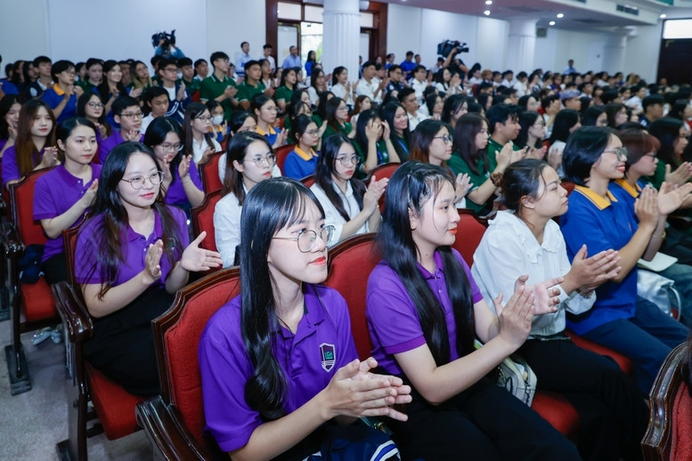 Tham dự buổi đối thoại có các thầy cô giáo và khoảng 500 sinh viên các trường đại học - Ảnh: VGP/Nhật Bắc Tham dự buổi đối thoại có các thầy cô giáo và khoảng 500 sinh viên các trường đại học - Ảnh: VGP/Nhật Bắc