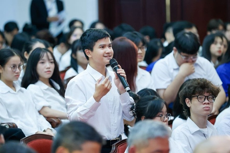 Một sinh viên Đại học Khoa học Tự nhiên, Đại học Quốc gia Hà Nội đặt câu hỏi tại buổi đối thoại - Ảnh: VGP/Nhật Bắc Một sinh viên Đại học Khoa học Tự nhiên, Đại học Quốc gia Hà Nội đặt câu hỏi tại buổi đối thoại - Ảnh: VGP/Nhật Bắc