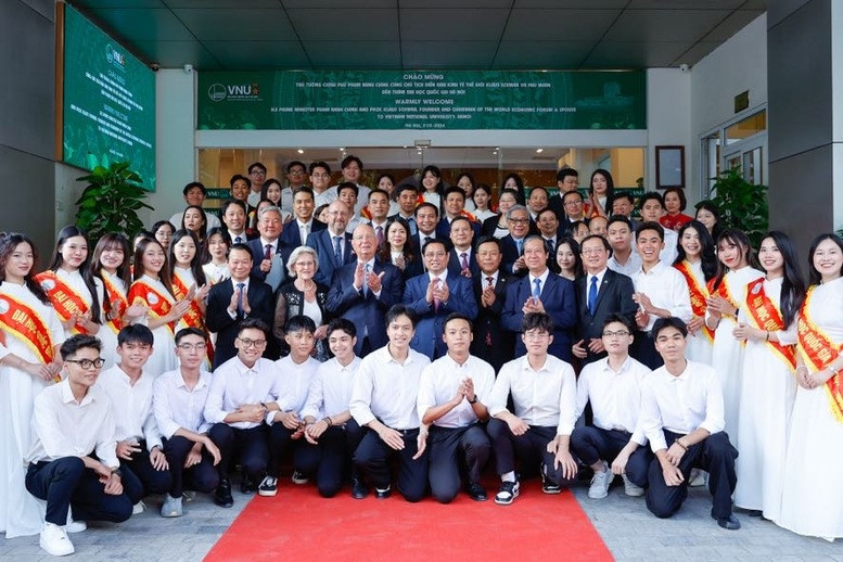 Thủ tướng Phạm Minh Chính và Giáo sư Klaus Schwab cùng sinh viên các trường đại học - Ảnh: VGP/Nhật Bắc Thủ tướng Phạm Minh Chính và Giáo sư Klaus Schwab cùng sinh viên các trường đại học - Ảnh: VGP/Nhật Bắc