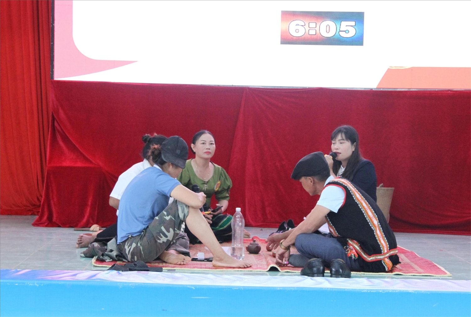 Các đội thi khéo léo lồng ghép chính sách pháp luật vào các phần thi