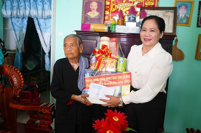 Bà Quách Kiều Mai, Phó trưởng Ban Dân tộc tỉnh Cà Mau đến thăm hỏi và tặng quà đến Mẹ Việt Nam Anh  hùng  Nguyễn Thị Chữ , có 02 người con là liệt sĩ, hi sinh trong kháng chiến chống Mỹ nhân dịp Lễ Sen Dolta 