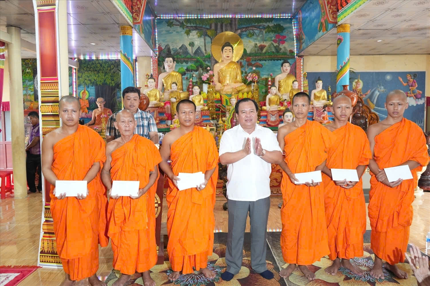Ông Nguyễn Minh Luân, Phó chủ tịch UBND tỉnh Cà Mau đến thăm hỏi và trao quà đến Ban quản trị chùa Rạch Giồng  nhân dịp Sen Dolta năm 2024