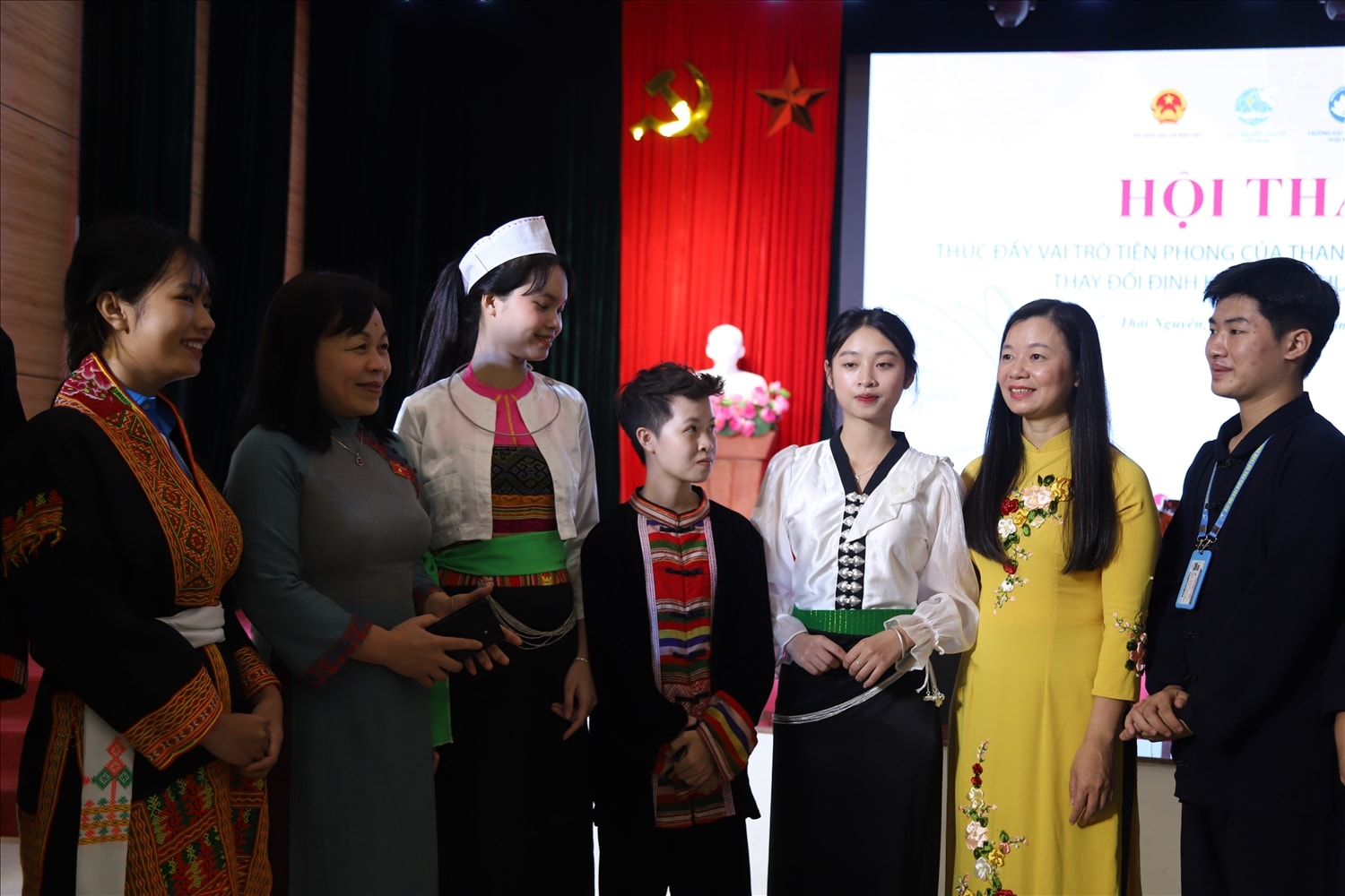 Bà Nguyễn Thị Mai Hoa - Phó Chủ nhiệm Ủy ban Văn hóa Giáo dục của Quốc hội (thứ 2 bên trái) và bà Nguyễn Thị Thu Hiền, Phó Chủ tịch Hội Liên hiệp Phụ nữ Việt Nam (thứ 2 bên phải) trò chuyện cùng các thanh niên DTTS về  các vấn đề xóa bỏ định kiến, khuôn mẫu giới