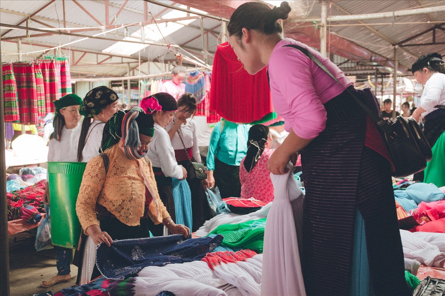 Tuy  nhiên, mặt hàng được bày bán nhiều nhất tại đây là trang phục của đồng bào các dân tộc sinh sống tại địa phương.