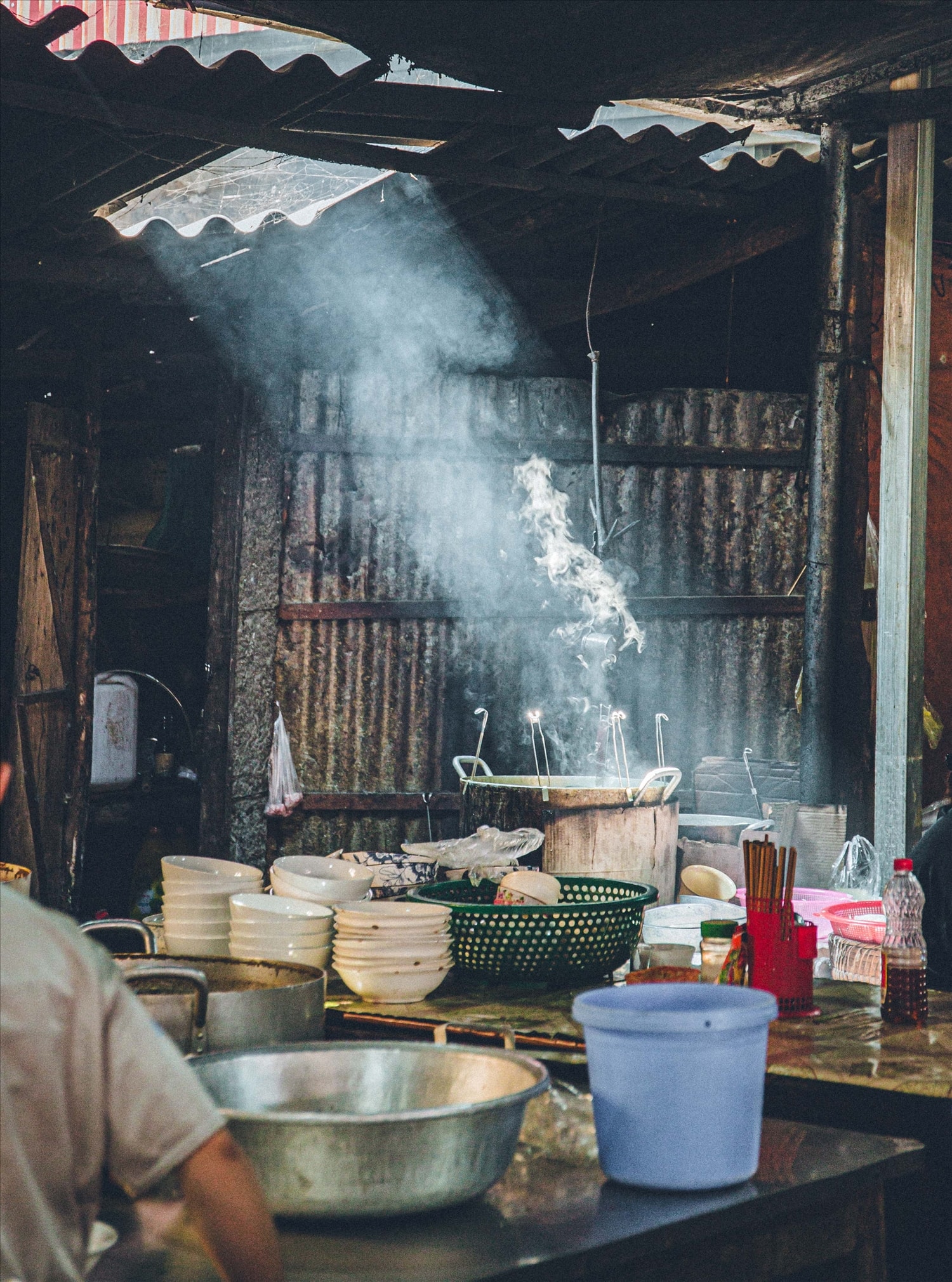 Trong khu ẩm thực lại chia thành các khu dành cho phụ nữ, trẻ em với những món ngon như phở thịt, mèn mén, bánh dày, bánh đúc, thắng cố và những món đặc trưng như lòng lợn, thịt dê, thịt trâu để cánh 