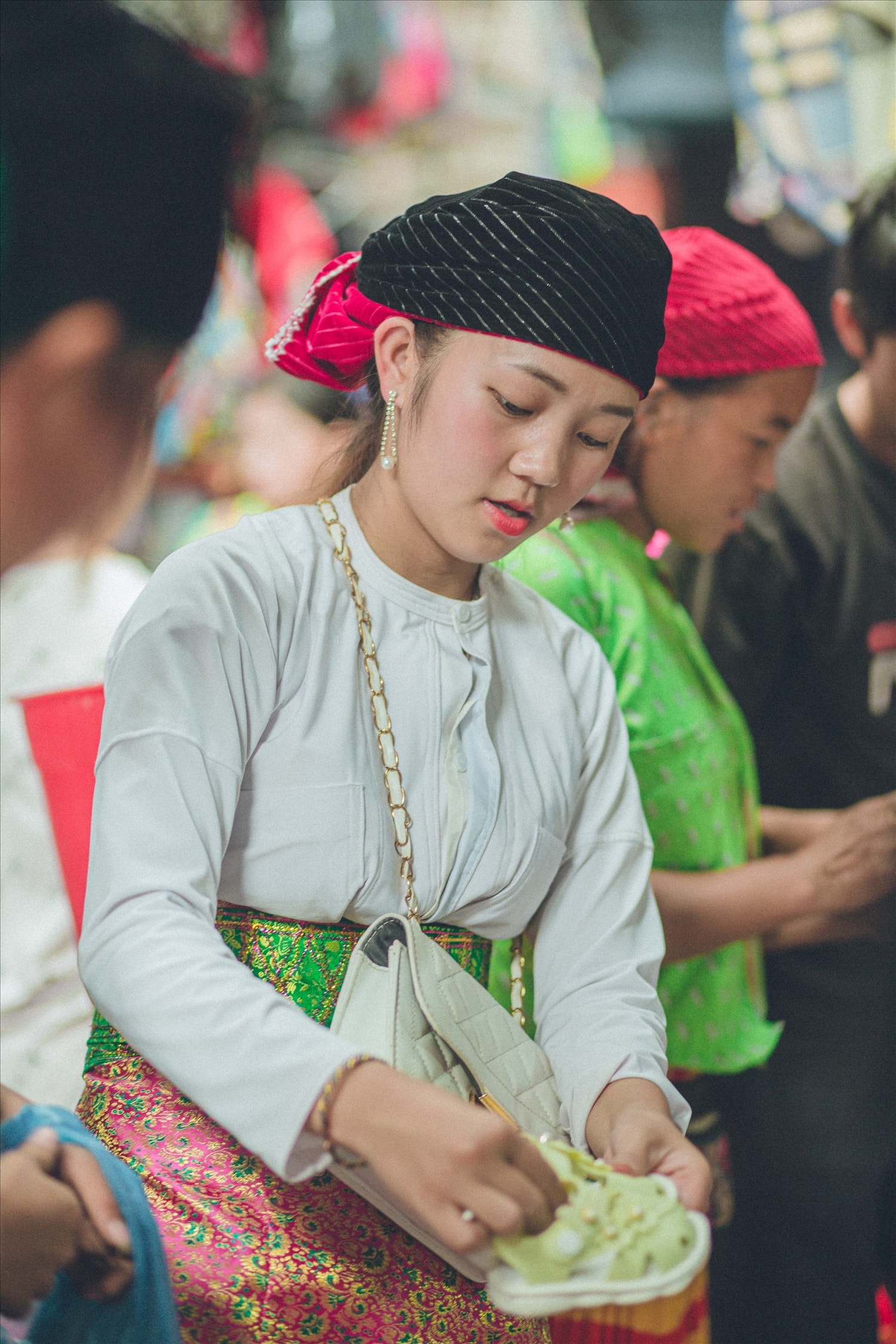 Dù được mở tại xã Phố Cáo nhưng chợ phiên nơi đây còn là phiên chợ chung của người dân sinh sống tại các xã lân cận như:  Vần Chải, Lũng Thầu, Sủng Là...