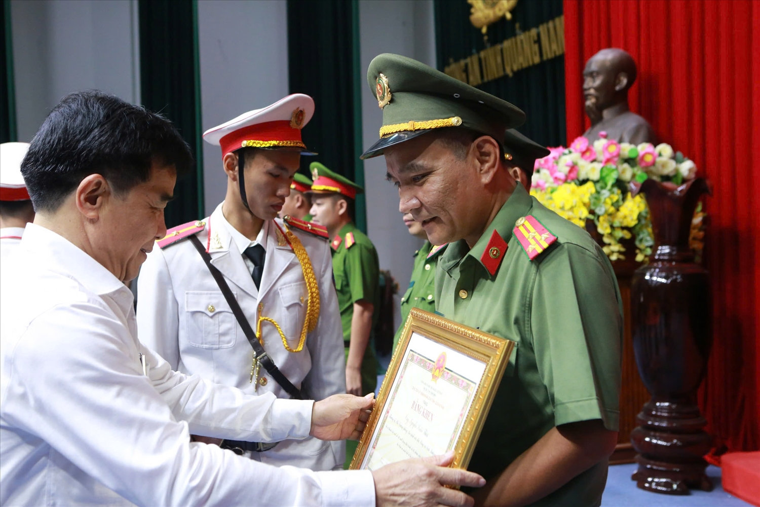 Chủ tịch UBND tỉnh Quảng Nam trao  Bằng khen cho Thượng tá Nguyễn Xuân Thìn.