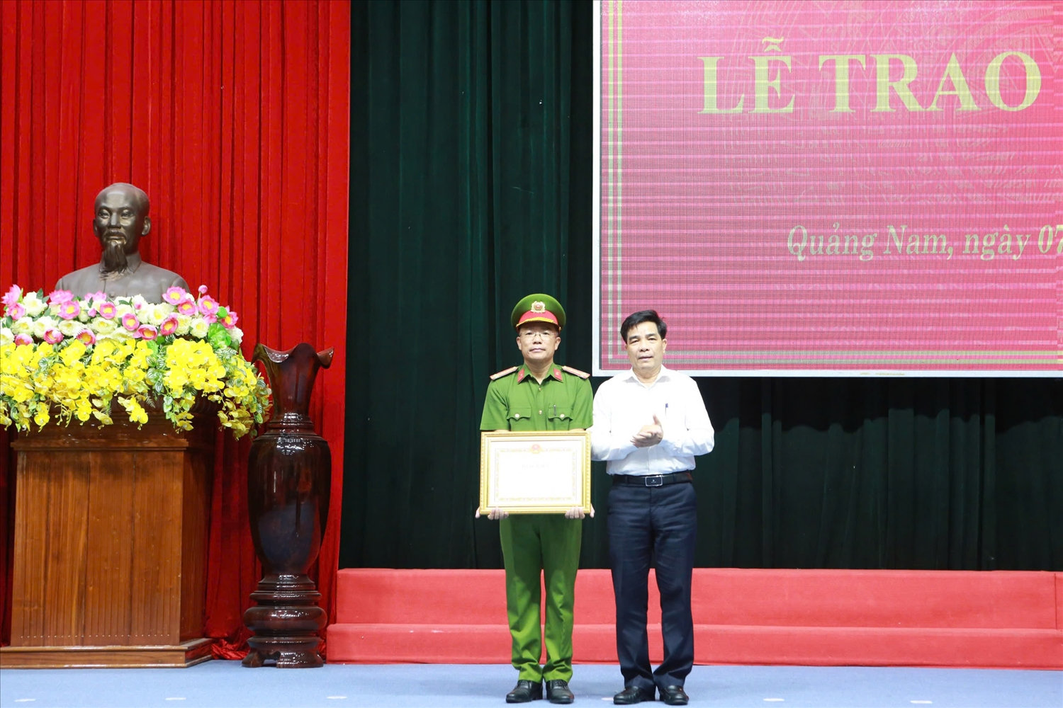 Chủ tịch UBND tỉnh Quảng Nam Lê Văn Dũng trao Bằng khen cho Công an tỉnh Quảng Nam.