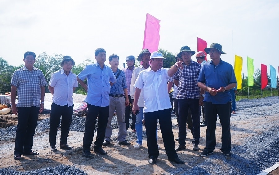 Phó Chủ tịch UBND tỉnh Cà Mau - Nguyễn Minh Luân ( áo trắng đứng hàng đầu) kiểm tra tiến độ các công trình Sự kiện tập kết ra Bắc Phó Chủ tịch UBND tỉnh Cà Mau - Nguyễn Minh Luân ( áo trắng đứng hàng đầu) kiểm tra tiến độ các công trình Sự kiện tập kết ra Bắc