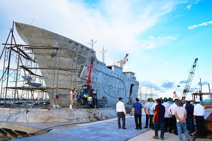 Cụm công trình tượng đài kỷ niệm Chuyến tàu tập kết ra Bắc năm 1954, tại thị trấn Sông Đốc (Cà Mau) sắp hoàn thành Cụm công trình tượng đài kỷ niệm Chuyến tàu tập kết ra Bắc năm 1954, tại thị trấn Sông Đốc (Cà Mau) sắp hoàn thành