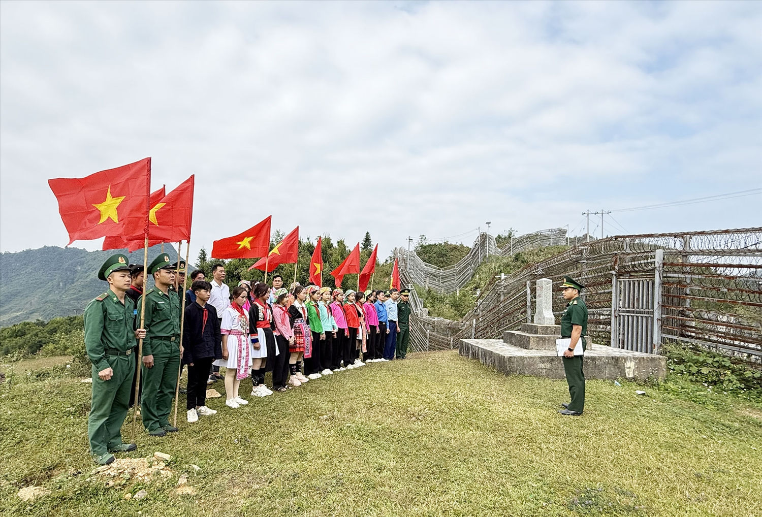 Cán bộ Đồn Biên phòng Sơn Vĩ, Bộ đội Biên phòng Hà Giang giới thiệu cho các em học sinh và thày cô giáo về đường biên, cột mốc