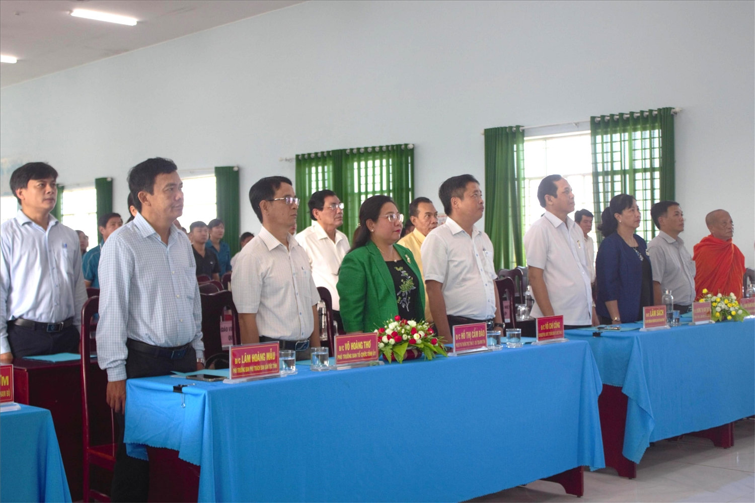 Các đại biểu thực hiện nghi thức chào cờ tại lễ khai giảng Các đại biểu thực hiện nghi thức chào cờ tại lễ khai giảng