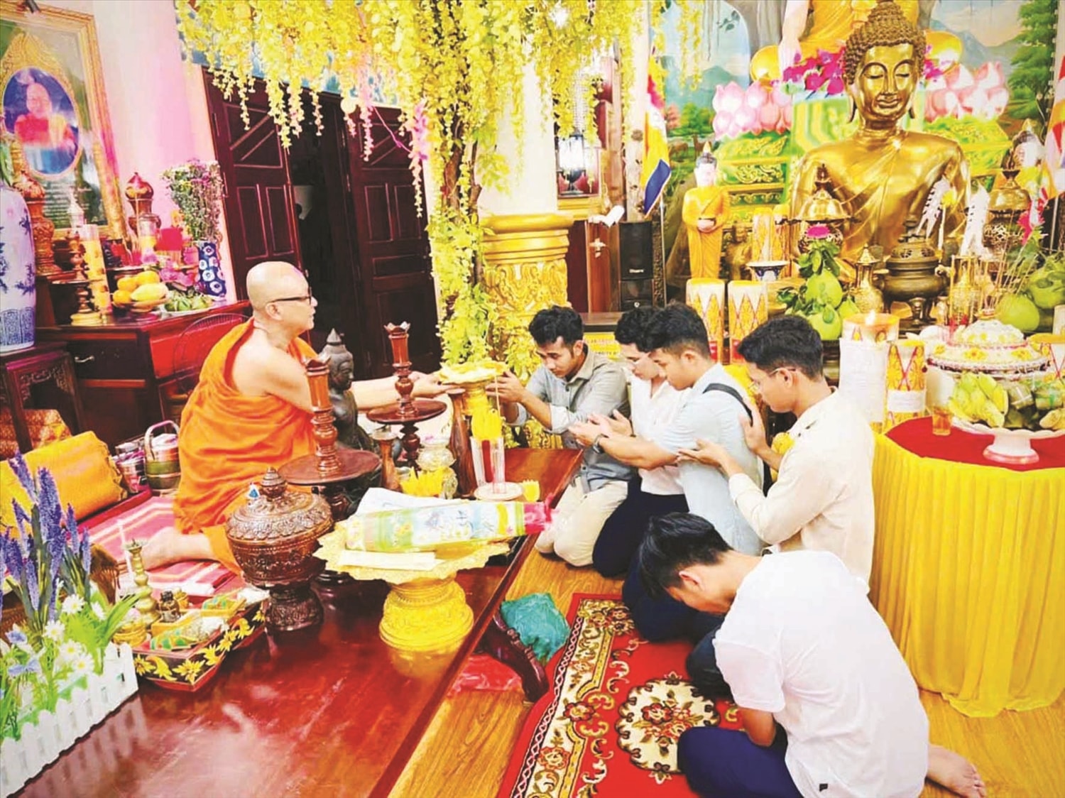 Đồng bào Khmer làm Lễ cầu siêu tại chùa trong dịp Lễ Sene Dolta Đồng bào Khmer làm Lễ cầu siêu tại chùa trong dịp Lễ Sene Dolta