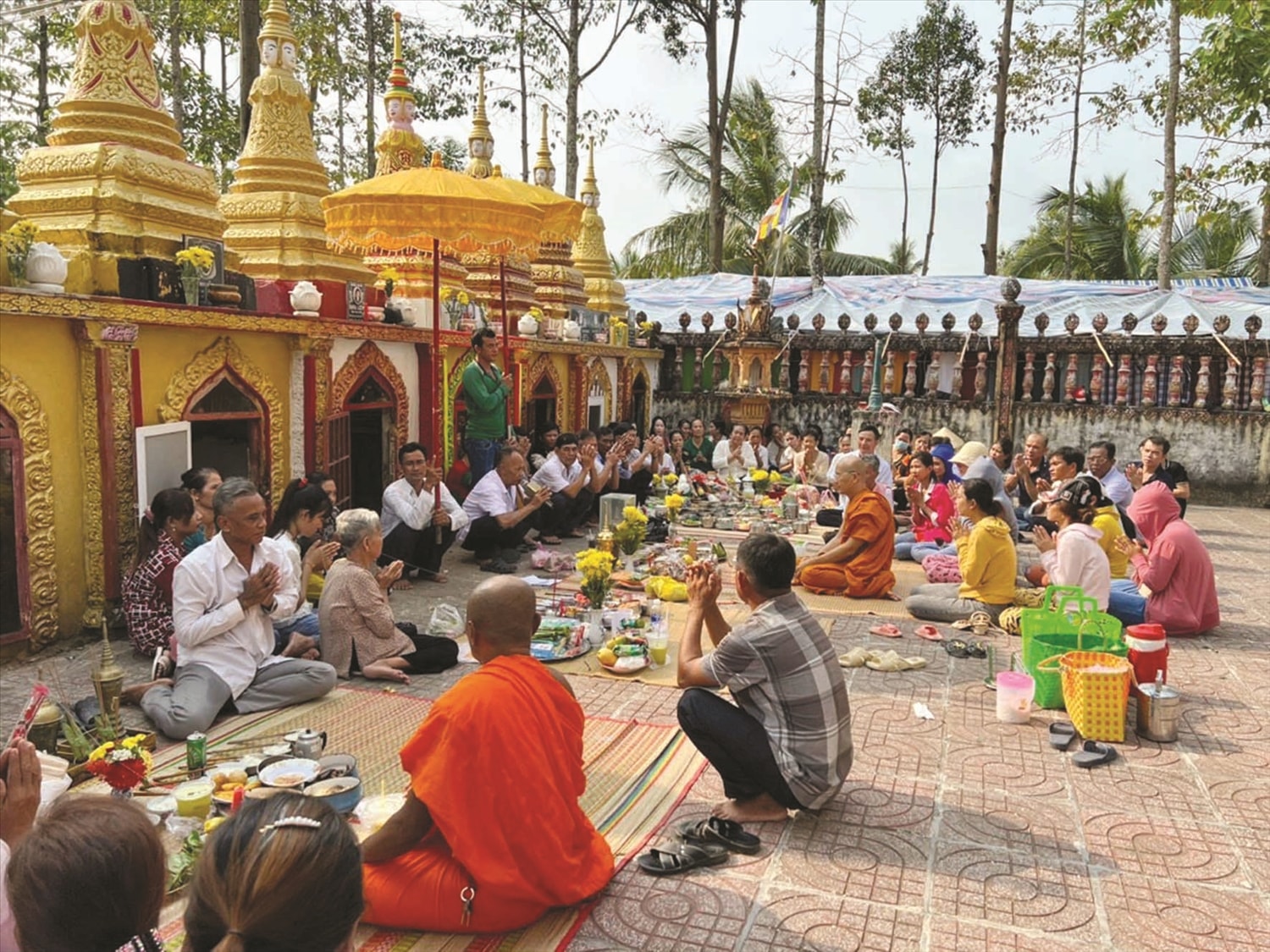 Dân tộc Khmer có nền văn hóa phát triển đa dạng gắn liền với những tín ngưỡng mang sắc thái riêng biệt. Dân tộc Khmer có nền văn hóa phát triển đa dạng gắn liền với những tín ngưỡng mang sắc thái riêng biệt.