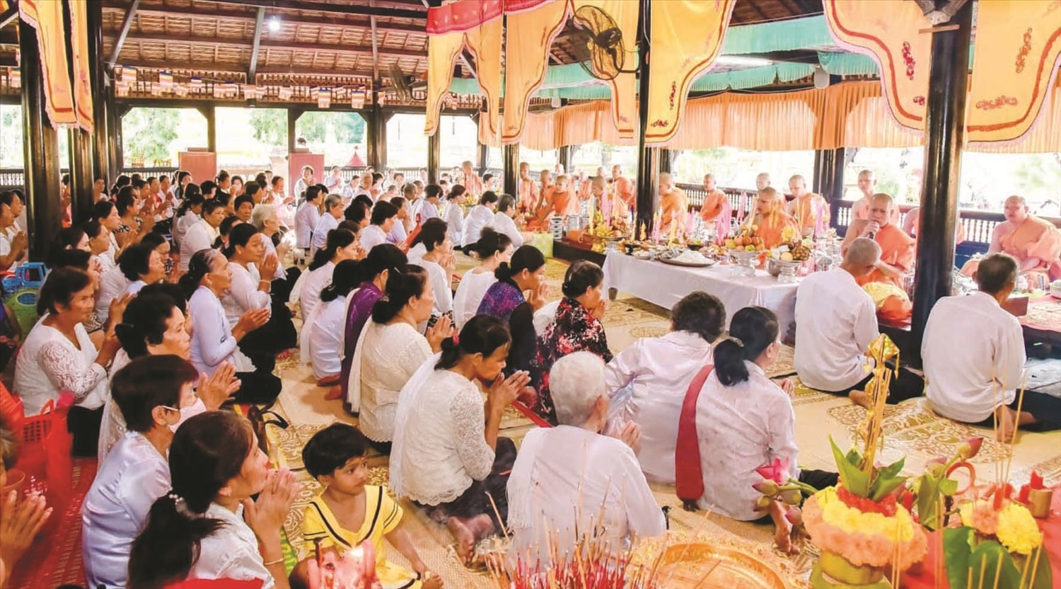 Nghi thức dâng cơm ngày Sen Dolta. Nghi thức dâng cơm ngày Sen Dolta.