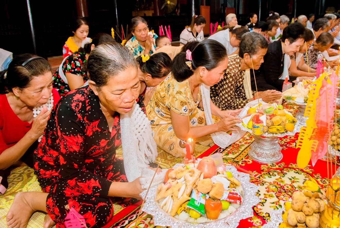 Bà con về chùa vào Lễ Sen Dolta. Bà con về chùa vào Lễ Sen Dolta.