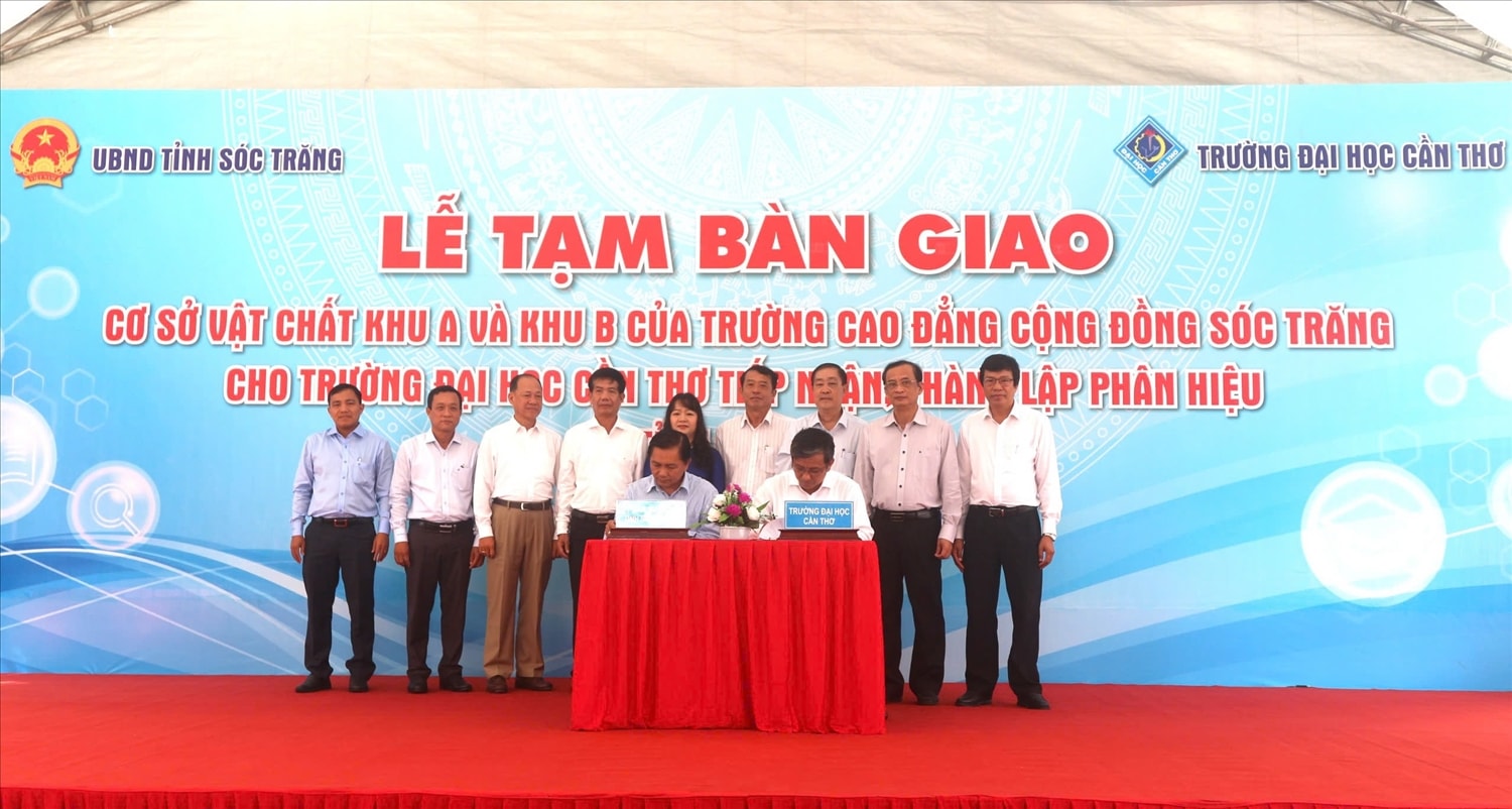Ông Trần Văn Lâu, Chủ tịch UBND tỉnh Sóc Trăng  và PGS – TS Trần Trung Tính, Hiệu trưởng Trường Đại học Cần Thơ cùng ký biên bản bàn giao 