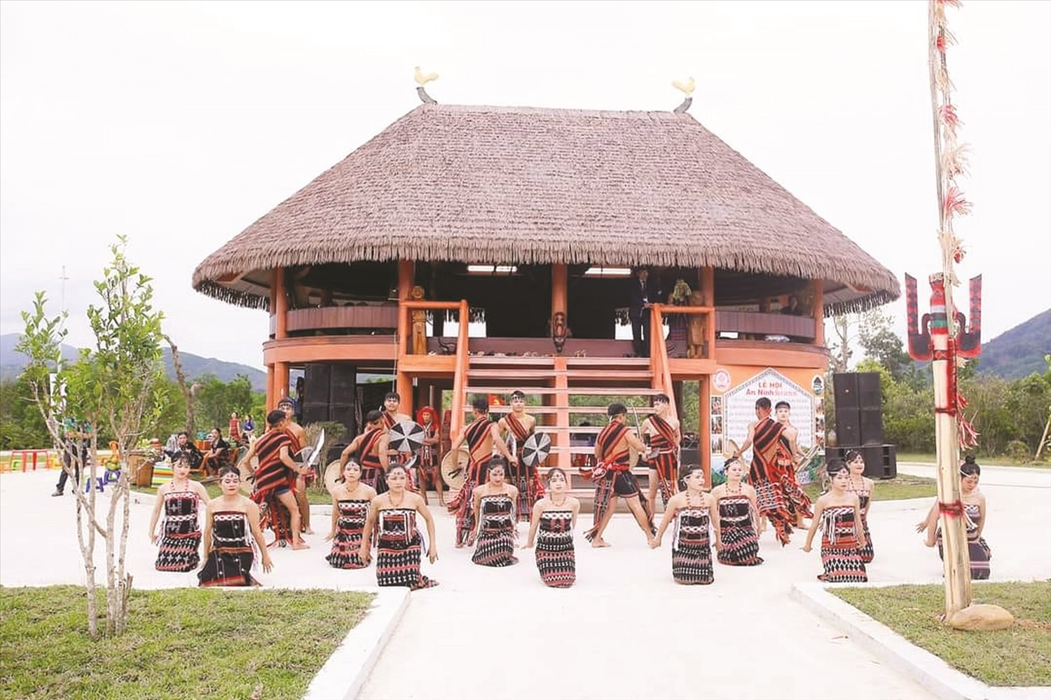 Ngôi nhà truyền thống Cơ Tu trong không gian Làng văn hóa các DTTS huyện A Lưới. Ngôi nhà truyền thống Cơ Tu trong không gian Làng văn hóa các DTTS huyện A Lưới.